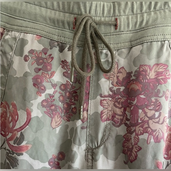 Anthropologie ‘The Nomad’ Floral Greenery Jogger Pants - Picture 10 of 16